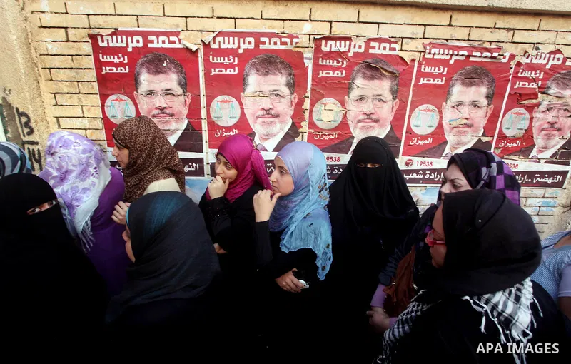 Voters wait outside a polling station in Cairo during presidential elections May 24, 2012. Egypt resumes its first free presidential election on Thursday after voting passed off mostly calmly on the first day apart from...