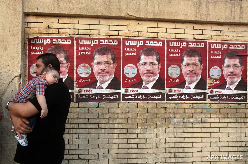Egyptian man waits outside a polling station in Cairo during presidential elections May 24, 2012. Egypt resumes its first free presidential election on Thursday after voting passed off mostly calmly on the first day apar...