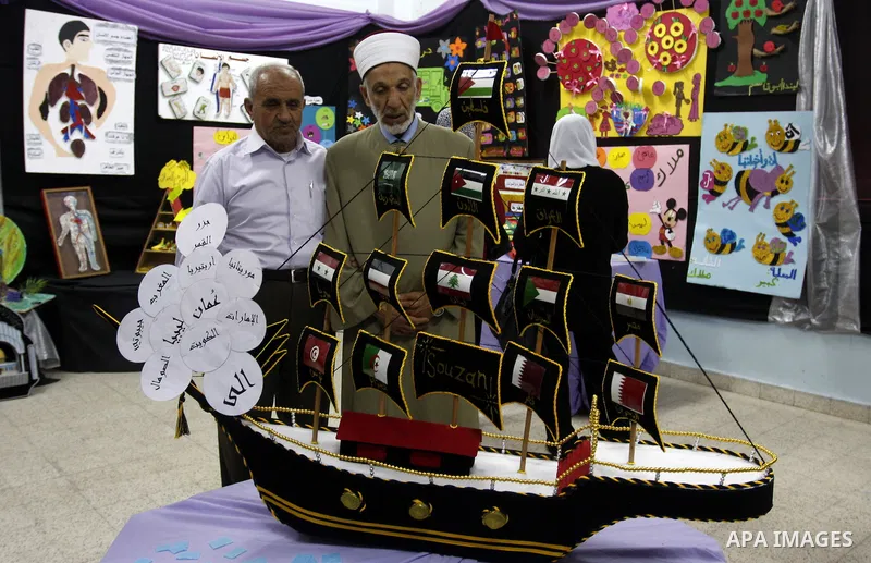 Palestinians participate in the opening gallery Palestinian educational means in the Mashtal college in the West Bank city of Nablus, May 28, 2012. Photo by Wagdi Eshtayah.