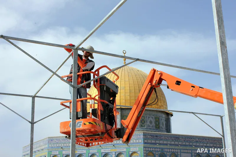Palestinian workers put the sunshades on the Dome of the Rock mosque in preparation for receive the holy month of Ramadan, in Jerusalem's old city on May 28, 2012. Photo by Mahfouz Abu Turk