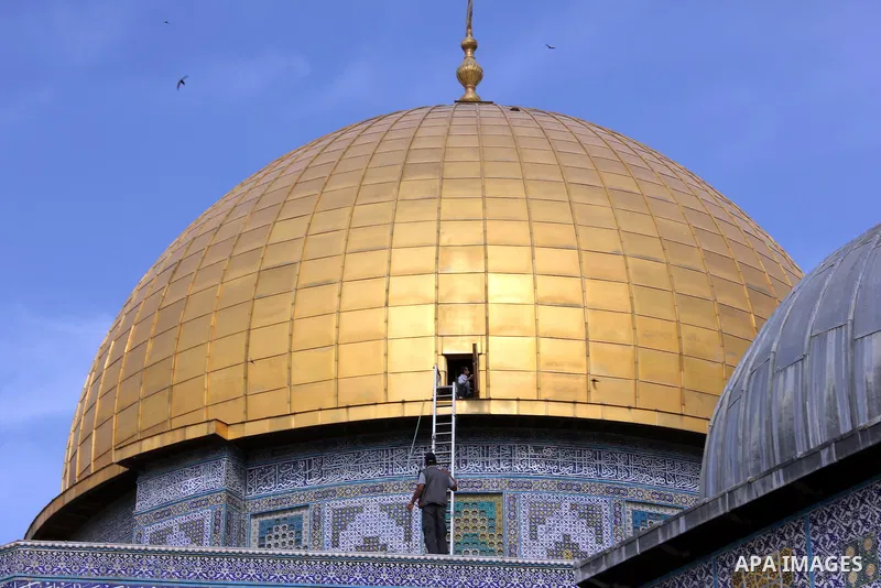 Palestinian workers put the sunshades on the Dome of the Rock mosque in preparation for receive the holy month of Ramadan, in Jerusalem's old city on May 28, 2012. Photo by Mahfouz Abu Turk