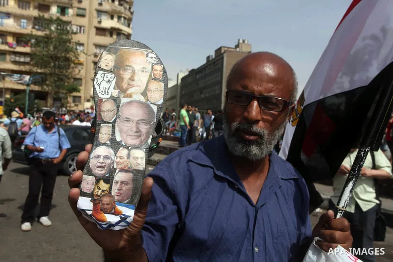 Egyptian protesters attend a demonstration, against presidential candidate Ahmed Shafiq at Tahrir Square in Cairo May 29, 2012. According to full official results released Monday by the election commission. Commission ch...