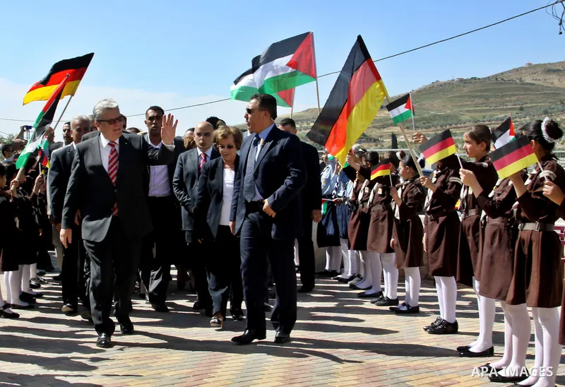 German Federal President Joachim Gauck, greets the students of a girls school in Nablus, Palestinian Territories, 31 May 2012. The German head of state visits Israel and the Palestinian Territories on a state visit. Phot...
