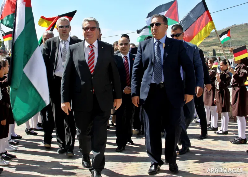 German Federal President Joachim Gauck, greets the students of a girls school in Nablus, Palestinian Territories, 31 May 2012. The German head of state visits Israel and the Palestinian Territories on a state visit. Phot...