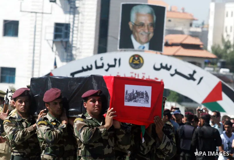 Palestinian Presidential guards carry flag-drapped coffins containing the remains of Palestinian militants during an official ceremony at the President's headquarter in the West Bank town of Ramallah, 31 May 2012. Israel...