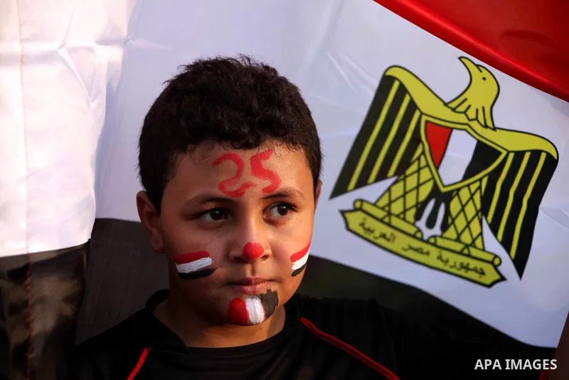 An Egyptian child draws national flag on face during a demonstration against Egyptian presidential candidate Ahmed Shafiq in Tahrir Square decrying the result of the first round of voting in the Egyptian presidential ele...
