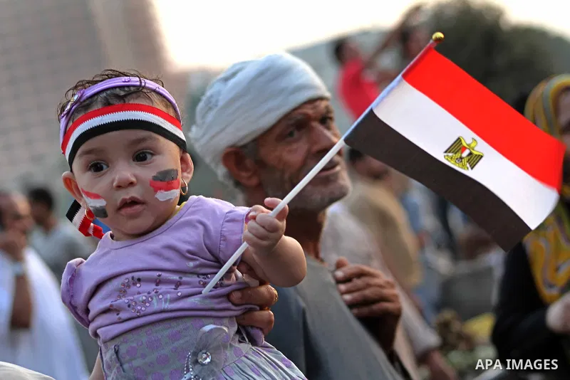 An Egyptian child draws national flag on face during a demonstration against Egyptian presidential candidate Ahmed Shafiq in Tahrir Square decrying the result of the first round of voting in the Egyptian presidential ele...