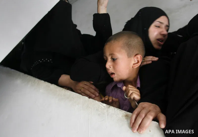 Relatives of Palestinian gunman Ahmed Nassir mourn during his funeral in Khan Younis in the southern Gaza Strip June 2, 2012. A Palestinian gunman, Ahmed Nassir, broke into Israel on Friday and killed a soldier before be...