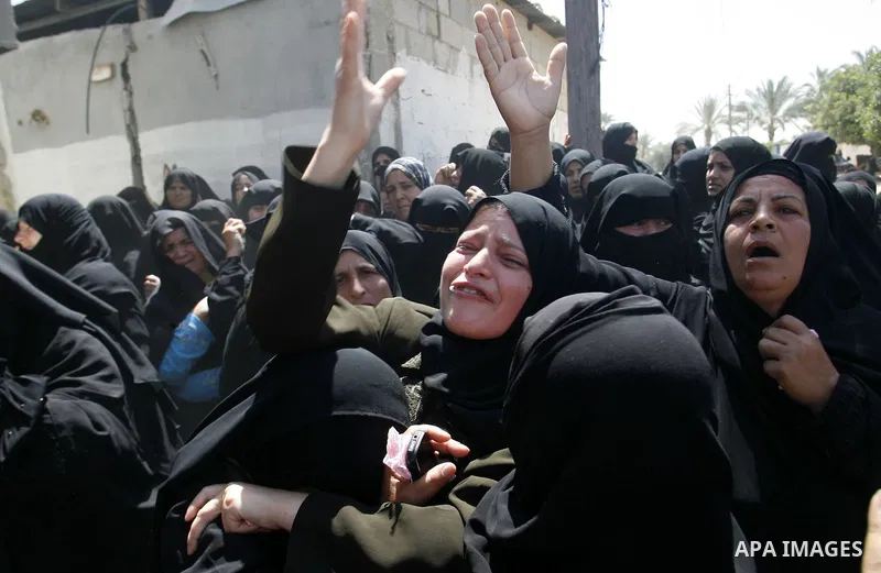 Relatives of Palestinian gunman Ahmed Nassir mourn during his funeral in Khan Younis in the southern Gaza Strip June 2, 2012. A Palestinian gunman, Ahmed Nassir, broke into Israel on Friday and killed a soldier before be...