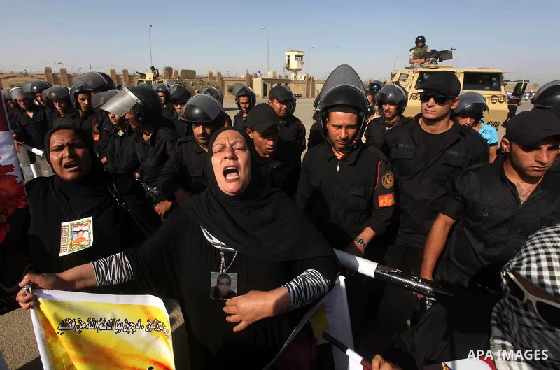 Egyptians Anti-Mubarak protester holding poster depicting youth killed during the uprising, reacts after a court sentenced deposed president Hosni Mubarak to life in prison, outside the police academy in Cairo, Egypt, 02...
