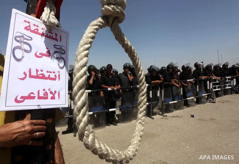 A noose is seen near police standing guard outside the police academy where former Egyptian President Hosni Mubarak is on trial in Cairo June 2, 2012. Mubarak was sentenced to life in prison on Saturday for ordering the...