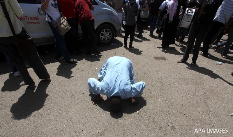 Egyptians Anti-Mubarak protester holding poster depicting youth killed during the uprising, reacts after a court sentenced deposed president Hosni Mubarak to life in prison, outside the police academy in Cairo, Egypt, 02...