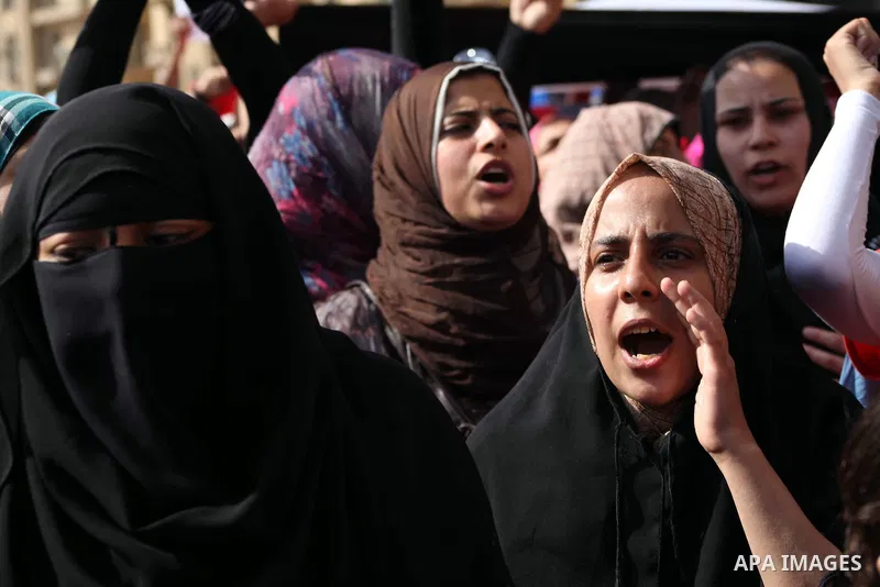 Egyptian protesters demonstrate a day after a court sentenced deposed president Hosni Mubarak to life in prison, at Tahrir Square in Cairo June 3, 2012. Egyptian pro-democracy campaigners called for a new uprising on Sun...