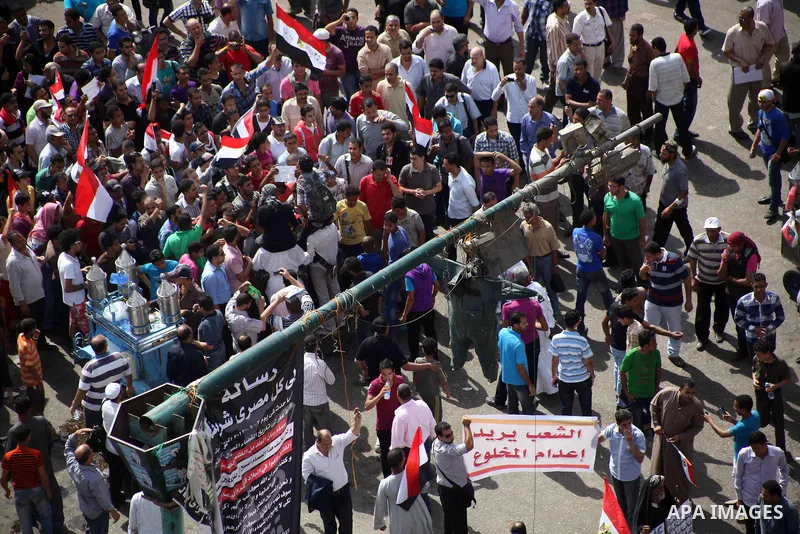 Egyptian protesters demonstrate a day after a court sentenced deposed president Hosni Mubarak to life in prison, at Tahrir Square in Cairo June 3, 2012. Egyptian pro-democracy campaigners called for a new uprising on Sun...
