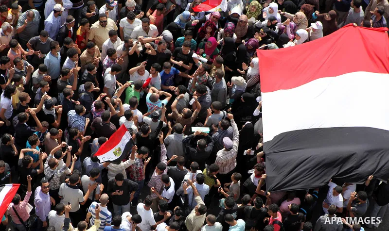 Egyptian protesters demonstrate a day after a court sentenced deposed president Hosni Mubarak to life in prison, at Tahrir Square in Cairo June 3, 2012. Egyptian pro-democracy campaigners called for a new uprising on Sun...