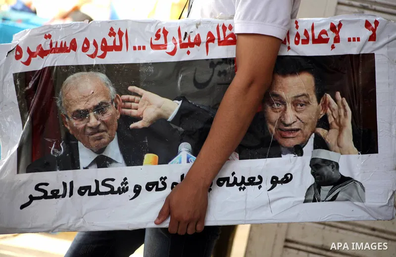 Egyptian protesters demonstrate a day after a court sentenced deposed president Hosni Mubarak to life in prison, at Tahrir Square in Cairo June 3, 2012. Egyptian pro-democracy campaigners called for a new uprising on Sun...