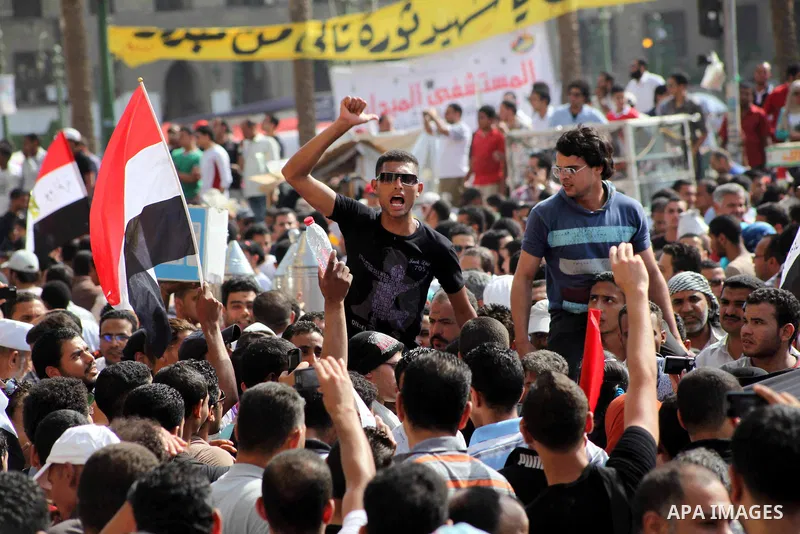 Egyptian protesters demonstrate a day after a court sentenced deposed president Hosni Mubarak to life in prison, at Tahrir Square in Cairo June 3, 2012. Egyptian pro-democracy campaigners called for a new uprising on Sun...