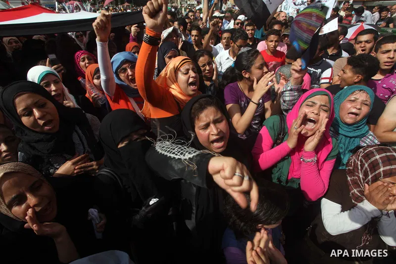 Egyptian protesters demonstrate a day after a court sentenced deposed president Hosni Mubarak to life in prison, at Tahrir Square in Cairo June 3, 2012. Egyptian pro-democracy campaigners called for a new uprising on Sun...