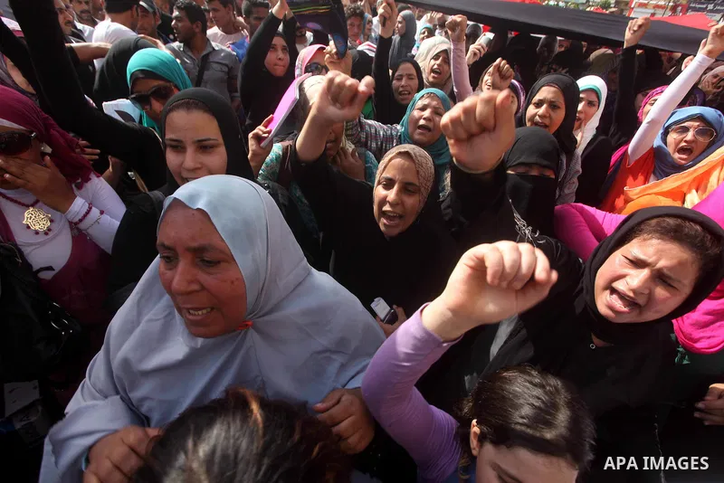 Egyptian protesters demonstrate a day after a court sentenced deposed president Hosni Mubarak to life in prison, at Tahrir Square in Cairo June 3, 2012. Egyptian pro-democracy campaigners called for a new uprising on Sun...
