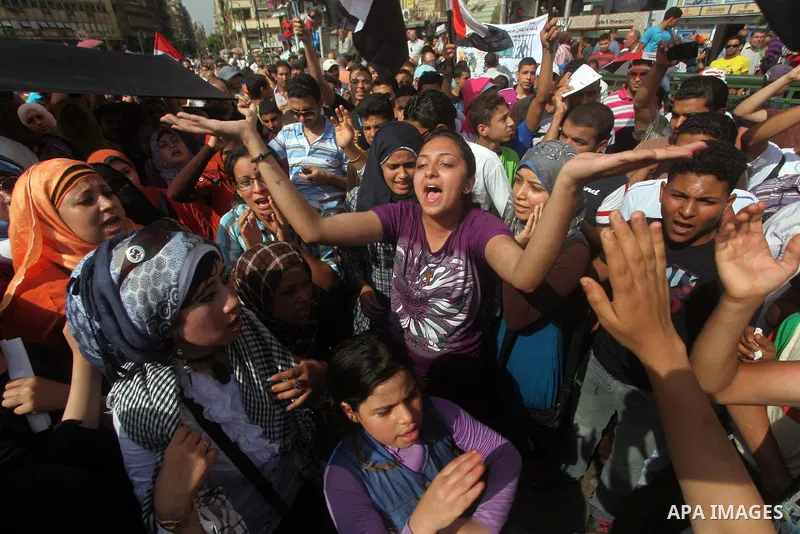 Egyptian protesters demonstrate a day after a court sentenced deposed president Hosni Mubarak to life in prison, at Tahrir Square in Cairo June 3, 2012. Egyptian pro-democracy campaigners called for a new uprising on Sun...
