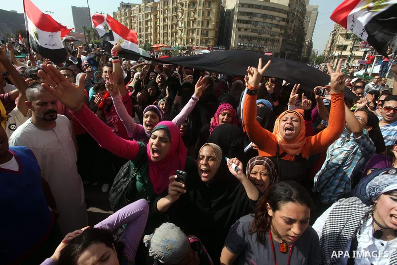 Egyptian protesters demonstrate a day after a court sentenced deposed president Hosni Mubarak to life in prison, at Tahrir Square in Cairo June 3, 2012. Egyptian pro-democracy campaigners called for a new uprising on Sun...