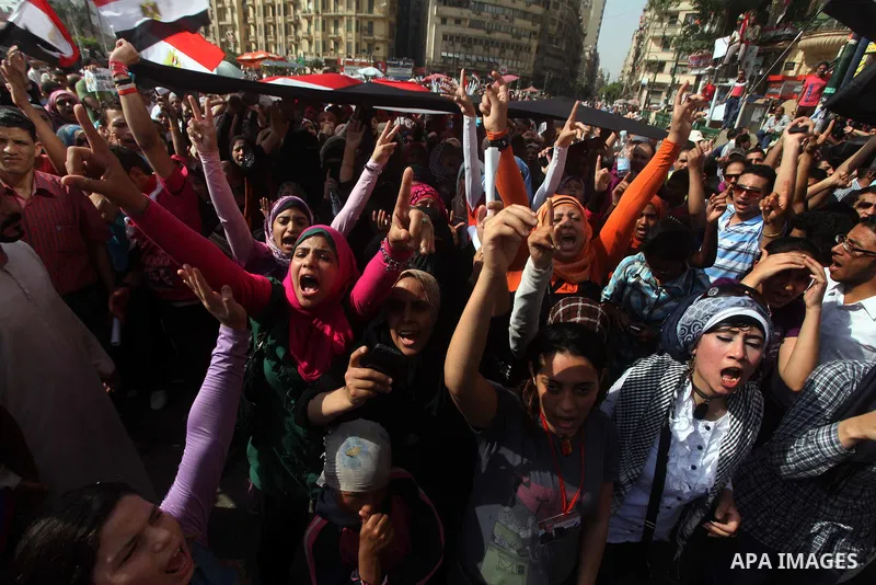 Egyptian protesters demonstrate a day after a court sentenced deposed president Hosni Mubarak to life in prison, at Tahrir Square in Cairo June 3, 2012. Egyptian pro-democracy campaigners called for a new uprising on Sun...