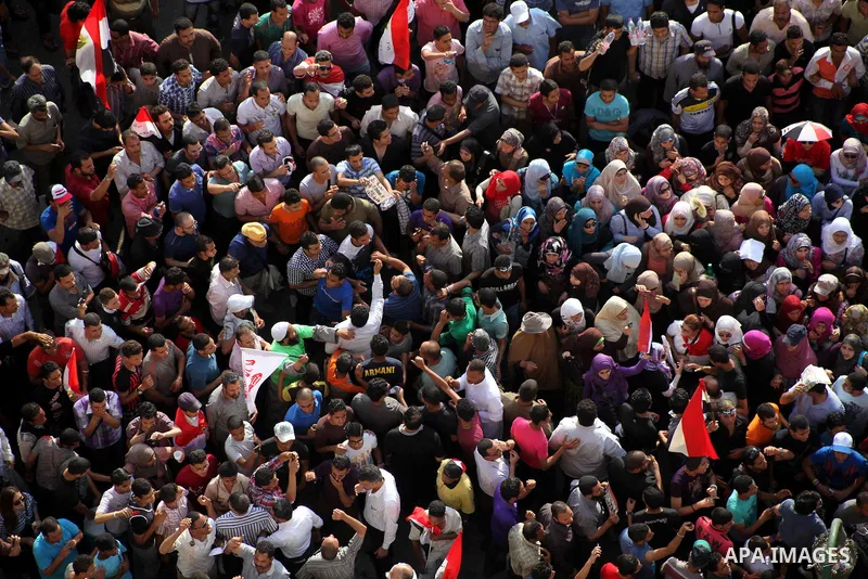 Egyptian protesters demonstrate a day after a court sentenced deposed president Hosni Mubarak to life in prison, at Tahrir Square in Cairo June 3, 2012. Egyptian pro-democracy campaigners called for a new uprising on Sun...