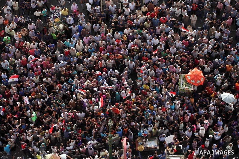 Egyptian protesters demonstrate a day after a court sentenced deposed president Hosni Mubarak to life in prison, at Tahrir Square in Cairo June 3, 2012. Egyptian pro-democracy campaigners called for a new uprising on Sun...