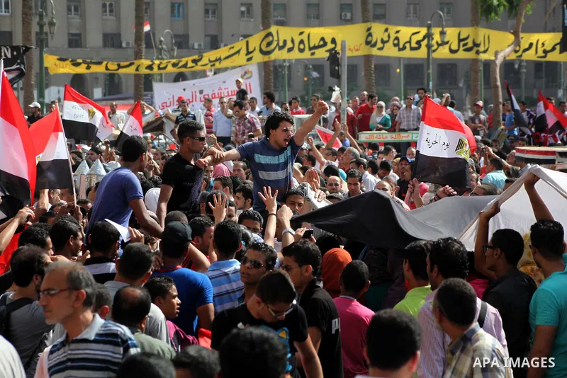 Egyptian protesters demonstrate a day after a court sentenced deposed president Hosni Mubarak to life in prison, at Tahrir Square in Cairo June 3, 2012. Egyptian pro-democracy campaigners called for a new uprising on Sun...