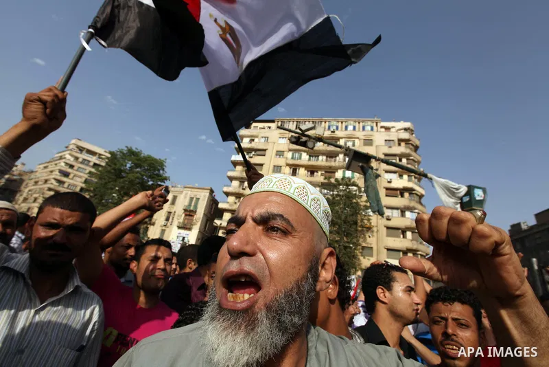 Egyptian protesters demonstrate a day after a court sentenced deposed president Hosni Mubarak to life in prison, at Tahrir Square in Cairo June 3, 2012. Egyptian pro-democracy campaigners called for a new uprising on Sun...