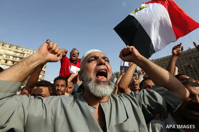 Egyptian protesters demonstrate a day after a court sentenced deposed president Hosni Mubarak to life in prison, at Tahrir Square in Cairo June 3, 2012. Egyptian pro-democracy campaigners called for a new uprising on Sun...