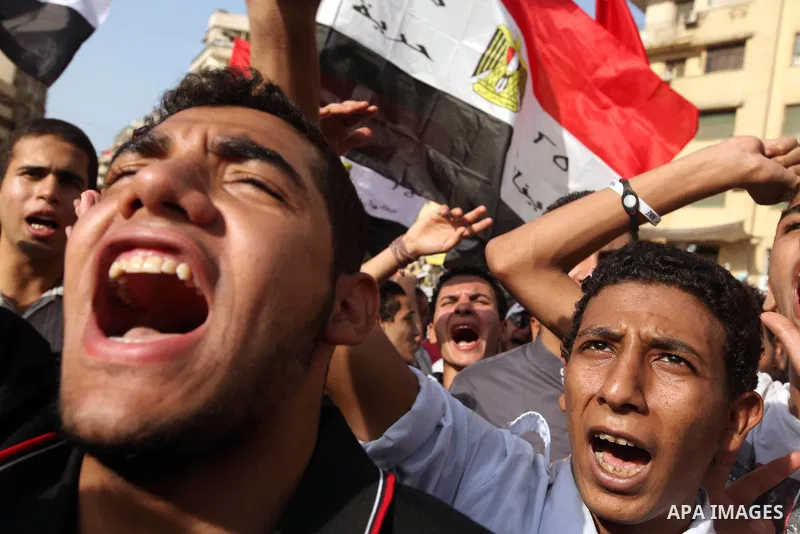 Egyptian protesters demonstrate a day after a court sentenced deposed president Hosni Mubarak to life in prison, at Tahrir Square in Cairo June 3, 2012. Egyptian pro-democracy campaigners called for a new uprising on Sun...