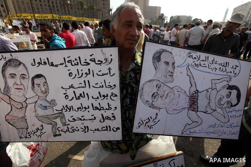 Egyptian protesters demonstrate a day after a court sentenced deposed president Hosni Mubarak to life in prison, at Tahrir Square in Cairo June 3, 2012. Egyptian pro-democracy campaigners called for a new uprising on Sun...