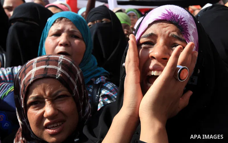 Egyptian protesters demonstrate a day after a court sentenced deposed president Hosni Mubarak to life in prison, at Tahrir Square in Cairo June 3, 2012. Egyptian pro-democracy campaigners called for a new uprising on Sun...