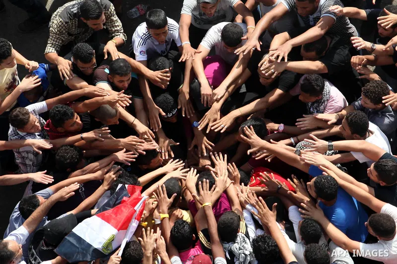Egyptian protesters demonstrate a day after a court sentenced deposed president Hosni Mubarak to life in prison, at Tahrir Square in Cairo June 3, 2012. Egyptian pro-democracy campaigners called for a new uprising on Sun...