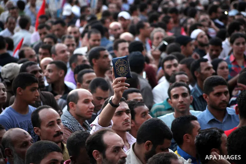 Egyptian protesters demonstrate a day after a court sentenced deposed president Hosni Mubarak to life in prison, at Tahrir Square in Cairo June 3, 2012. Egyptian pro-democracy campaigners called for a new uprising on Sun...