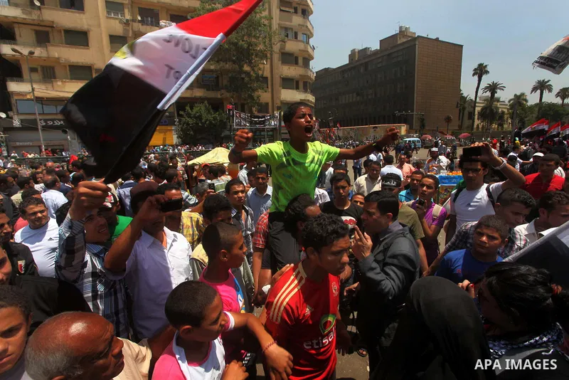 Egyptian protesters shout slogans against former President Hosni Mubarak and his aides during the third day of protests after the announcement of the verdict in their trial, in Tahrir square, Cairo, Egypt, 04 June 2012....