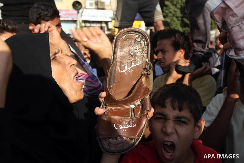 Egyptian protesters shout slogans against former President Hosni Mubarak and his aides during the third day of protests after the announcement of the verdict in their trial, in Tahrir square, Cairo, Egypt, 04 June 2012....