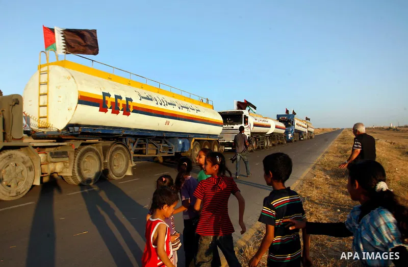 Fuel tankers arrive at Rafah border crossing with Egypt on June 07, 2012. Israel allowed five fuel tankers from Qatari oil to cross into the Gaza Strip on Thursday to ease a severe power shortage triggered by a dispute o...