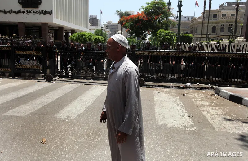 Egyptian protesters stands at Cairo's Tahrir Square during a demonstration against presidential candidate Ahmed Shafiq, as hundreds of people gathered after the Friday noon prayer on June 8, 2012 in the landmark square t...
