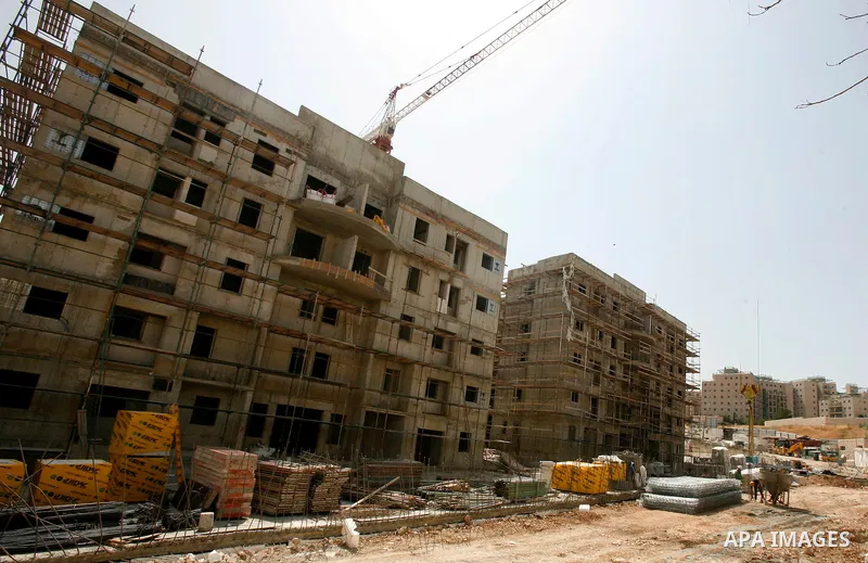 Workers continue the construction at the site of Jewish settlement Harmoun Hanatseve Next to the Arab neighborhood Ras Al Amoud, in the south of Jerusalem, On 10 June 2012. Photo by Mahfouz Abu Turk