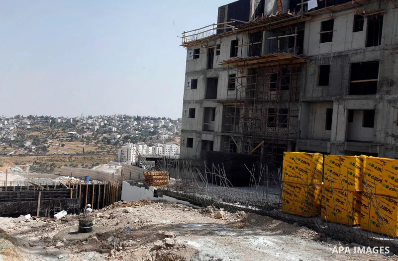Workers continue the construction at the site of Jewish settlement Harmoun Hanatseve Next to the Arab neighborhood Ras Al Amoud, in the south of Jerusalem, On 10 June 2012. Photo by Mahfouz Abu Turk