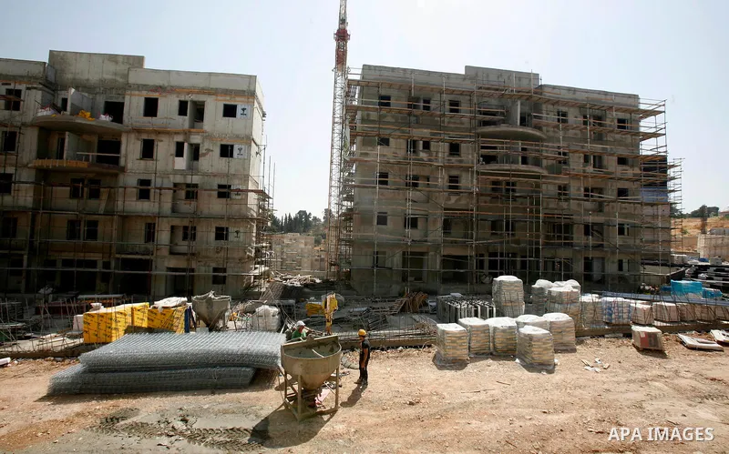 Workers continue the construction at the site of Jewish settlement Harmoun Hanatseve Next to the Arab neighborhood Ras Al Amoud, in the south of Jerusalem, On 10 June 2012. Photo by Mahfouz Abu Turk