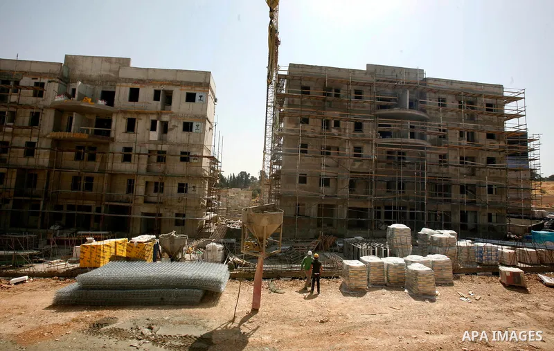 Workers continue the construction at the site of Jewish settlement Harmoun Hanatseve Next to the Arab neighborhood Ras Al Amoud, in the south of Jerusalem, On 10 June 2012. Photo by Mahfouz Abu Turk