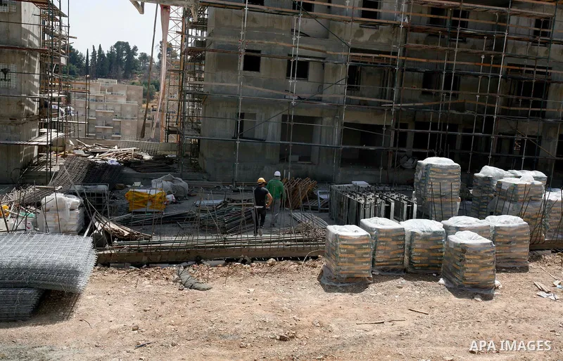 Workers continue the construction at the site of Jewish settlement Harmoun Hanatseve Next to the Arab neighborhood Ras Al Amoud, in the south of Jerusalem, On 10 June 2012. Photo by Mahfouz Abu Turk