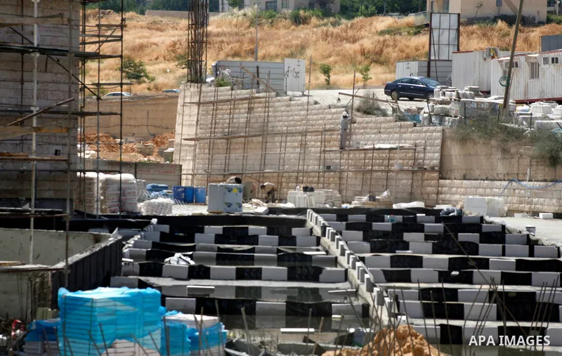 Workers continue the construction at the site of Jewish settlement Harmoun Hanatseve Next to the Arab neighborhood Ras Al Amoud, in the south of Jerusalem, On 10 June 2012. Photo by Mahfouz Abu Turk