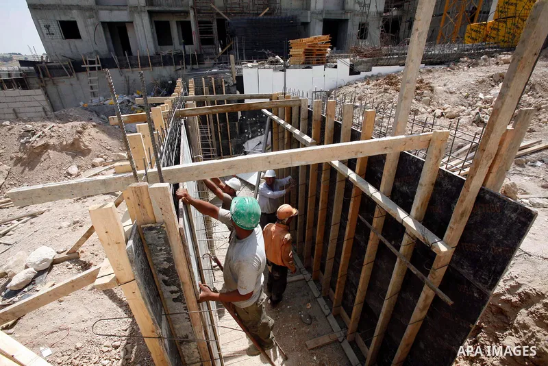Workers continue the construction at the site of Jewish settlement Harmoun Hanatseve Next to the Arab neighborhood Ras Al Amoud, in the south of Jerusalem, On 10 June 2012. Photo by Mahfouz Abu Turk