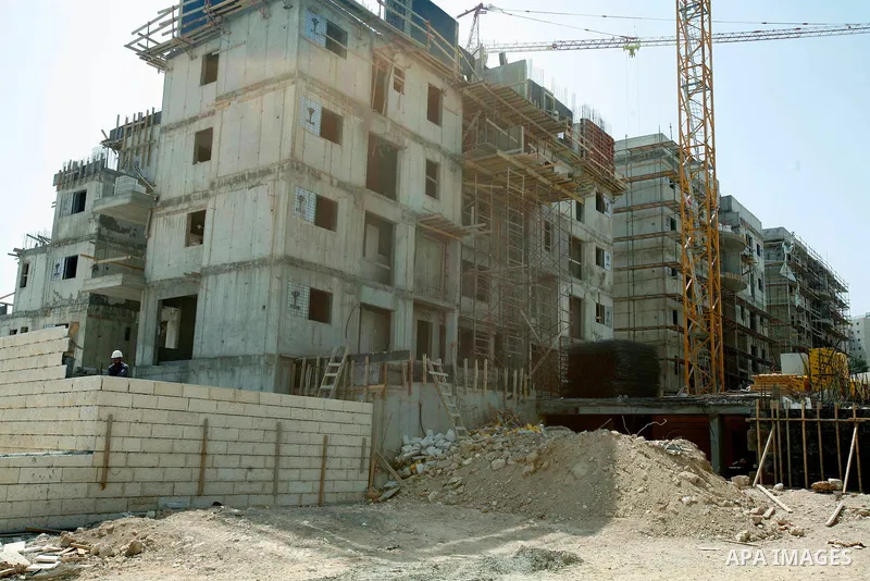 Workers continue the construction at the site of Jewish settlement Harmoun Hanatseve Next to the Arab neighborhood Ras Al Amoud, in the south of Jerusalem, On 10 June 2012. Photo by Mahfouz Abu Turk