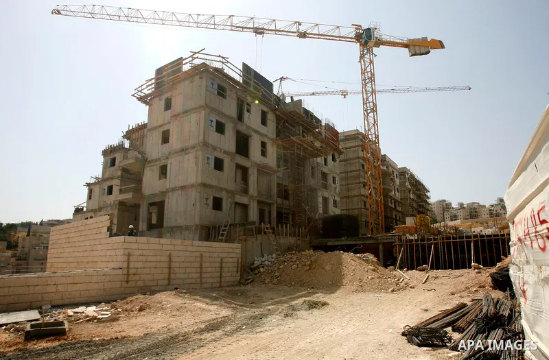 Workers continue the construction at the site of Jewish settlement Harmoun Hanatseve Next to the Arab neighborhood Ras Al Amoud, in the south of Jerusalem, On 10 June 2012. Photo by Mahfouz Abu Turk