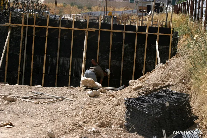 Workers continue the construction at the site of Jewish settlement Harmoun Hanatseve Next to the Arab neighborhood Ras Al Amoud, in the south of Jerusalem, On 10 June 2012. Photo by Mahfouz Abu Turk